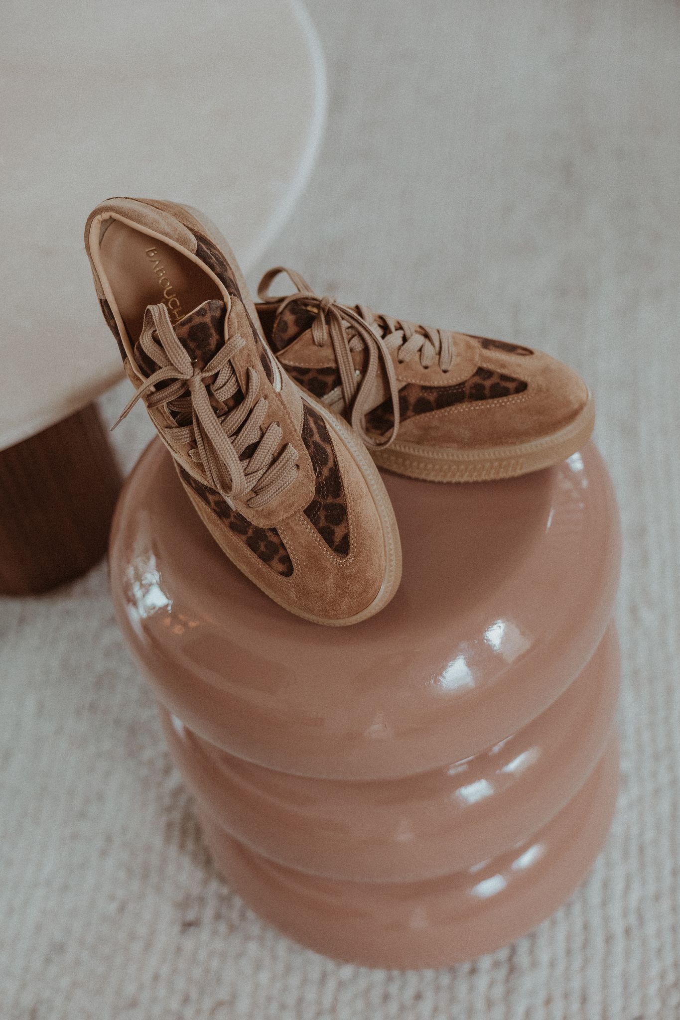 Sneakers met panterprint in grote schoenmaat