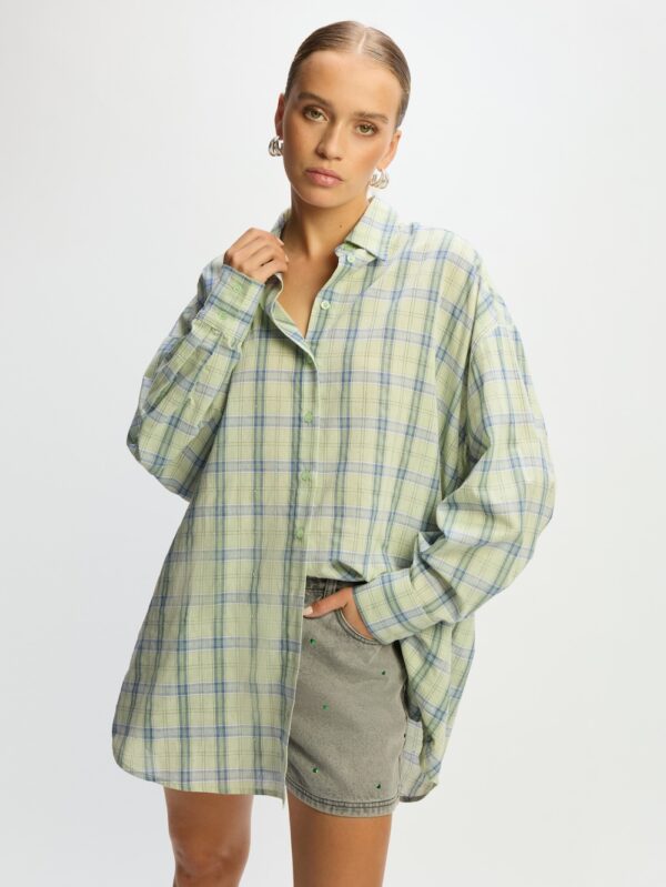 Ladies woven relaxed short studs Zaar Refined Department