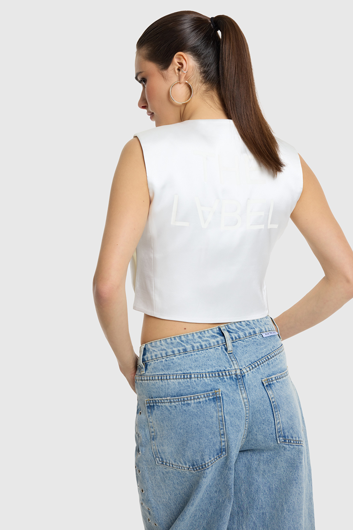 Text bow top Alix the label