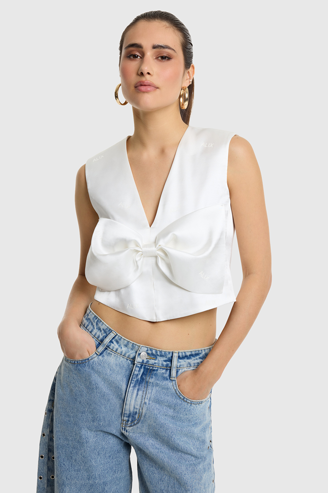 Text bow top Alix the label