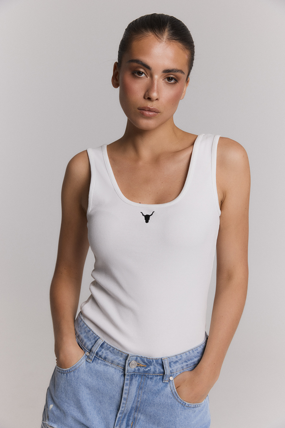 Ladies knitted tank top wit alix the label